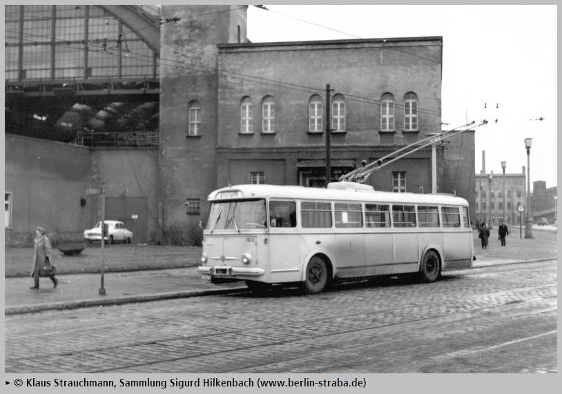 Берлинский троллейбус № 1103 и более поздний Эберсвальдер троллейбус № 29(I) чехословацкого типа ŠKODA 9 Tr5 на остановке «Восточный вокзал»